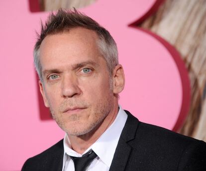 El director de cine y productor canadiense Jean-Marc Vallée, ganador de un premio Emmy por la serie 'Big Little Lies' (2017, HBO) y realizador de la película ¡Dallas Buyers Club' (2013), con la que ganaron el Oscar los actores Matthew McConaughey, en su papel protagonista, y Jared Leto, como secundario, ha fallecido a los 58 años. Así lo ha confirmado su representante, Bumble Ward, quien aseguró que el cineasta falleció este domingo de manera repentina en su cabaña de las afueras de Quebec (Canadá).