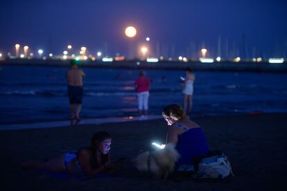 Playa de la Malvarrosa, la noche del 1 de agosto.