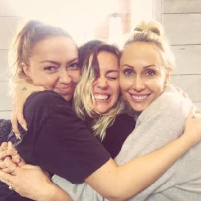 De izquierda a derecha: Brandi y Miley Cyrus y su madre, Tish Cyrus, en una foto publicada en Instagram.