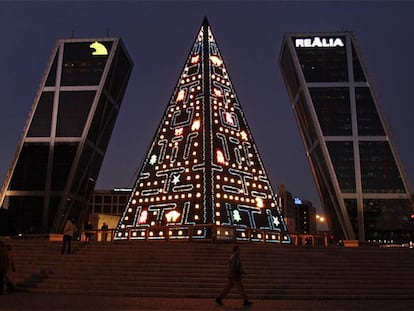 El árbol <i>comecocos</i> de la plaza de Castilla instalado por el Ayuntamiento.