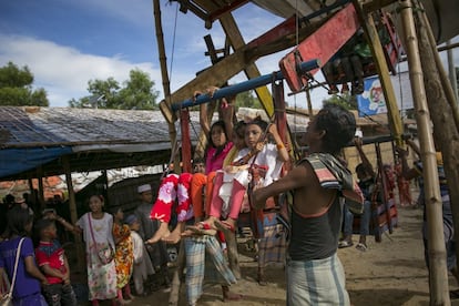 Las nuevas tarjetas, elaboradas mediante la verificación de las huellas dactilares o la información ocular, reflejan el país de origen de los beneficiarios para salvaguardar el derecho de volver a sus casas en Birmania.