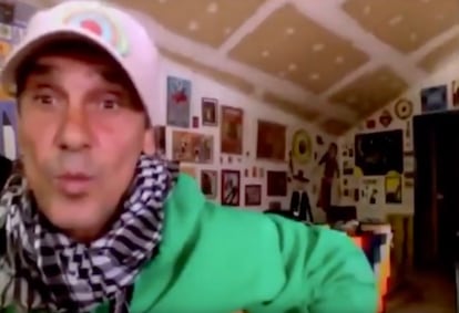 Manu Chao, en una imagen de los vídeos que está publicando desde su cuarto.