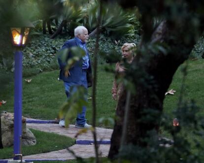 El actor estadounidense Richard Dreyfuss y su esposa, Svetlana Erokhin  llegan al funeral privado de las fallecidas actrices estadounidenses Debbie Reynolds y Carrie Fisher.