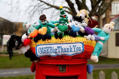 Una tapa de buzón bordada con la palabra "gracias", en el exterior del Hospital de la Universidad de Southend, mientras aumentan los ingresos por la enfermedad del coronavirus en el Reino Unido, en Southend-On-Sea, Gran Bretaña, el 31 de diciembre.