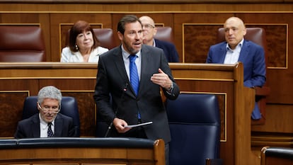 El ministro de  Transportes, Oscar Puente, interviene en la sesión de control que se celebra este miércoles en el Congreso de los Diputados en Madrid.
