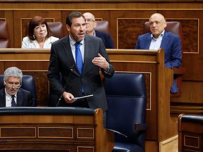 El ministro de  Transportes, Oscar Puente, interviene en la sesión de control que se celebra este miércoles en el Congreso de los Diputados en Madrid.