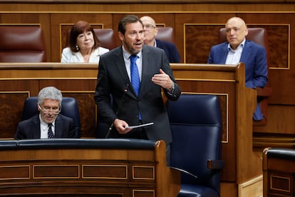 El ministro de  Transportes, Oscar Puente, interviene en la sesión de control que se celebra este miércoles en el Congreso de los Diputados en Madrid.