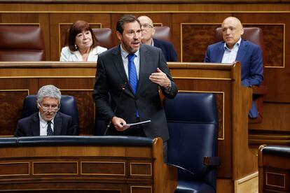 El ministro de Transportes, Oscar Puente, interviene en la sesión de control que se celebra este miércoles en el Congreso de los Diputados en Madrid.