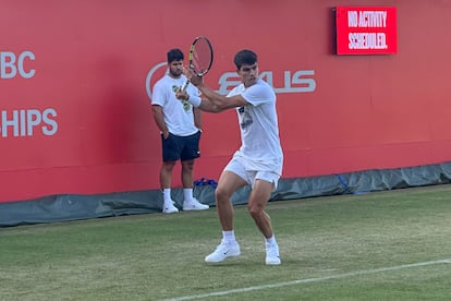El tenista español Carlos Alcaraz durante su primer entrenamiento este sábado sobre la hierba de Queen's, en Londres. EFE/Manuel Sánchez