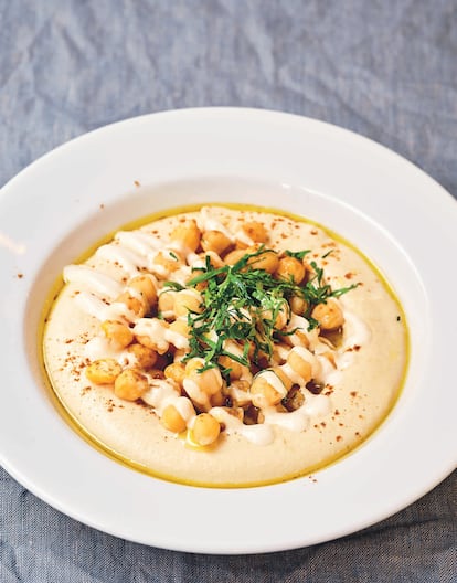 Hummus 'Gargirim', de Malin y Nimrod Regev, con garbanzos calientes, tatbile (mezcla de limón, ajo y guindilla), tahini, aceite de oliva, perejil y zhug. Su receta está en incluida en el libro 'Hummus' (Col&Col Ediciones).