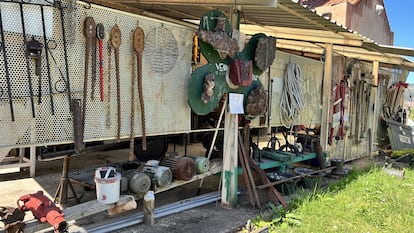 Colección de piezas asociadas a la extracción y tratamiento del mineral de hierro en el museo de la localidad vasca.