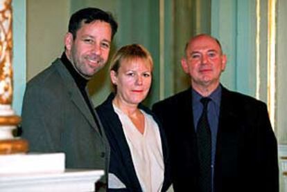 De izquierda a derecha, Steven Sloane, Phyllida Lloyd y Richard Mantle, ayer en el Liceo de Barcelona.