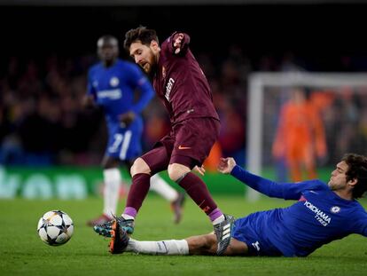 Messi se lleva el bal&oacute;n ante Marcos Alonso.