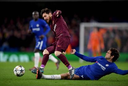 Messi se lleva el bal&oacute;n ante Marcos Alonso.