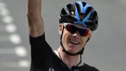 Froome cruza victorioso la meta.