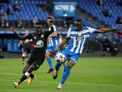 El jugador del Deportivo Mujaid Sadick, a punto de despejar el balón este domingo en Riazor ante Ernest Ohemeng, jugador del Salamanca, en la primera jornada de Segunda B.