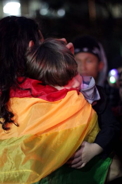 Mulher e criança na Parada LGBT em São Paulo.