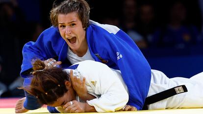 Paris 2024 Olympics - Judo - Women -48 kg Quarterfinal - Champ de Mars Arena, Paris, France - July 27, 2024. Abiba Abuzhakynova of Kazakhstan in action against Laura Martinez Abelenda of Spain REUTERS/Kim Kyung-Hoon