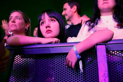 Una espectadora en primera fila para ver a Suede.