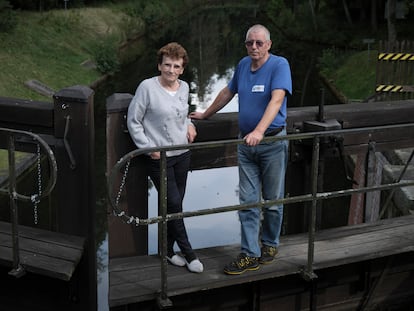 Alicja and Slawomir, in charge of a chip of the channel that connects the city of Augstów with Belarus.