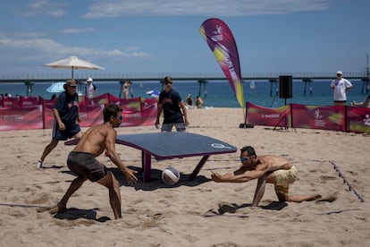 Torneo de voley mesa, este domingo, en la playa de Badalona.