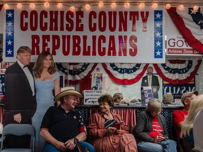 Seguidores de Donald Trump miran por televisión el recuento de votos en Sierra Vista, Arizona, el pasado 3 de noviembre.