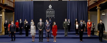 La familia real posa con los galardonados de los Premios Princesa de Asturias, durante la audiencia celebrada en el hotel Reconquista de Oviedo, este viernes. En esta ocasión, debido a la pandemia de coronavirus, no estarán presentes físicamente en la ceremonia todos los premiados, ya que algunos de ellos participarán por videoconferencia.