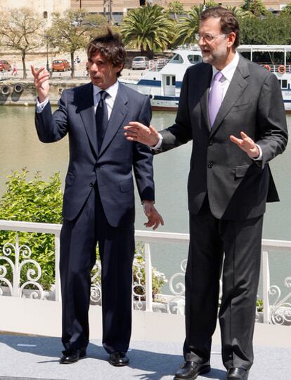 El presidente del PP, Mariano Rajoy y el presidente de honor, José María Aznar, durante el acto celebrado en Sevilla con motivo del aniversario de la primera ejecutiva de este.