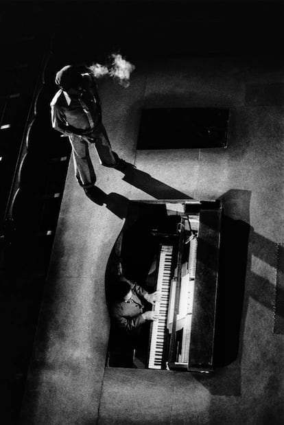 Escenario de El Molino, en Barcelona, con el piano enterrado bajo las tablas.