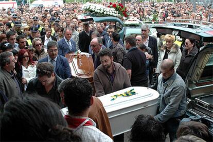 Cientos de personas asisten esta mañana al funeral por la muerte de dos niños en el accidente de autocar de Gijón.