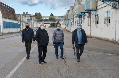 Pedro Gálvez, Juan José Gea, Gregorio Ordóñez y Victoriano López, extrabajadores de Santana Motor en Linares (Jaén), en una imagen tomada en las instalaciones de la antigua factoría este viernes.