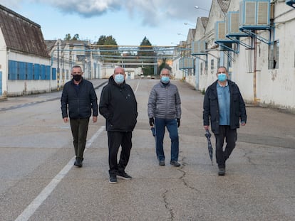 Pedro Gálvez, Juan José Gea, Gregorio Ordóñez y Victoriano López, extrabajadores de Santana Motor en Linares (Jaén), en una imagen tomada en las instalaciones de la antigua factoría este viernes.