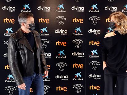 Antonio Banderas y lMaría Casado posan en la presentación de la gala de la 35ª edición de los Premios Goya.