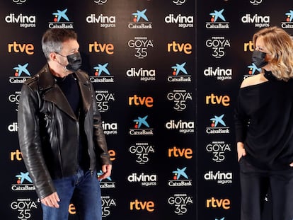 Antonio Banderas y lMaría Casado posan en la presentación de la gala de la 35ª edición de los Premios Goya.