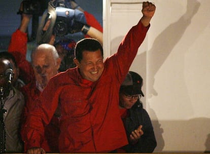 El presidente de Venezuela, Hugo Chávez, ha sido reelegido para un tercer mandato al obtener un 65,35% de los votos con el 78,3% de los mismos escrutados, ha informado el Consejo Nacional Electoral (CNE).