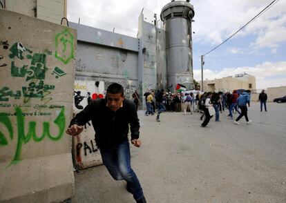 Un palestino se aleja de una granada de gas lacrimógeno durante una protesta convocada en la ciudad cisjordana de Belén.