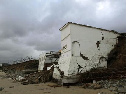 These buildings on the beach in Miño, in the province of A Coruña, have suffered serious damage in recent storms.