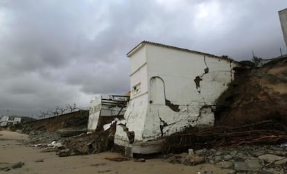 These buildings on the beach in Miño, in the province of A Coruña, have suffered serious damage in recent storms.