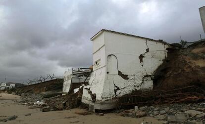 These buildings on the beach in Miño, in the province of A Coruña, have suffered serious damage in recent storms.