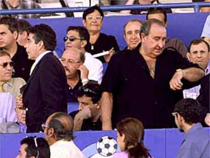 Jesús Gil mira el reloj en el palco del Getafe durante el partido del pasado domingo.