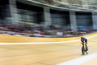 El ciclista austríaco Matthias Brandle cabalga durante su intento de romper el récord de la hora en el velódromo de la Unión Ciclista Internacional (UCI) Centro Mundial de Ciclismo en Aigle, Suiza.