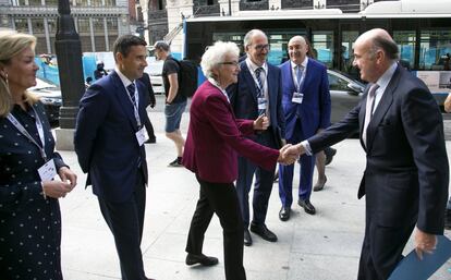 Soledad Gallego-Díaz, directora de EL PAÍS, recibe al vicepresidente del Banco Central Europea, Luis de Guindos.