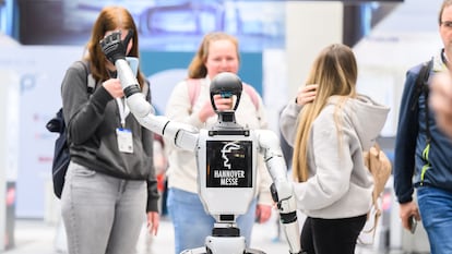 Un robot de MyBot Shop da la feria da la bienvenida a la feria industrial de Hannover.