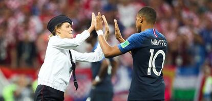 Suposta ativista do grupo Pussy Riots invade o campo durante o jogo França x Croácia.