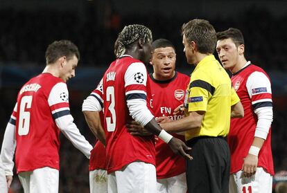 Los jugadores del Arsenal protestan tras la decisión del colegiado de señalar penalti. 