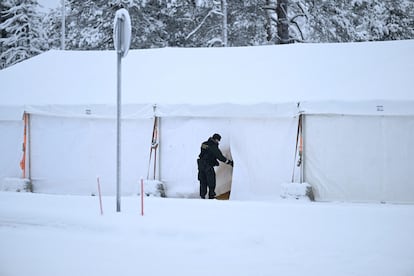Un guardia fronterizo finlandés inspeccionaba una tienda de campaña habilitada para la llegada de migrantes, este martes en el cruce fronterizo de Raja-Jooseppi.