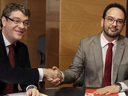 El ministro de Energ&iacute;a, &Aacute;lvaro Nadal, saluda al portavoz parlamentario del PSOE, Antonio Hernando, en la firma del pacto sobre pobreza ener&acute;g&eacute;tica. 