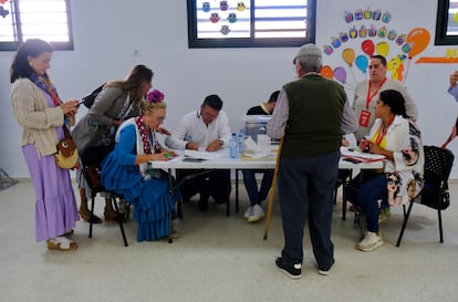 Ambiente electoral en la aldea de El Rocío (Huelva).
