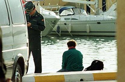 El marido de la escaladora fallecida, ayer en el puerto de Campomanes, mientras esperaba que llegase la juez para levantar el cadáver.