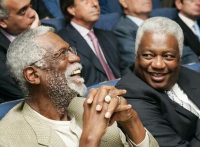 Arriba, Bill Russell con dos anillos de la NBA y Oscar Robertson, otra leyenda, en Madrid.